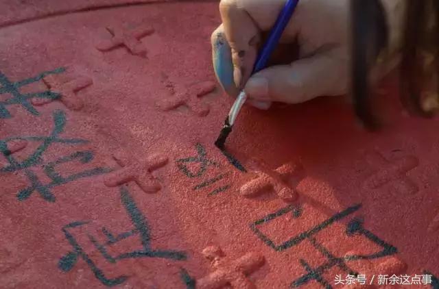 萌萌哒！新余某学校校园里的井盖换上”新衣服“啦，快来围观～