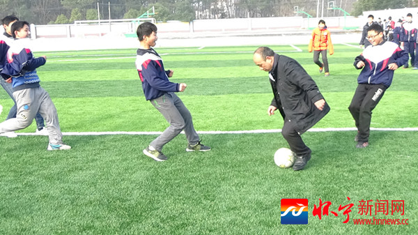 中国足球梦小孩,乡村小孩足球梦