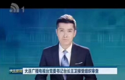 男子骑电瓶车失控撞上路边小哥,男子骑电动车撞上路边停放车受伤