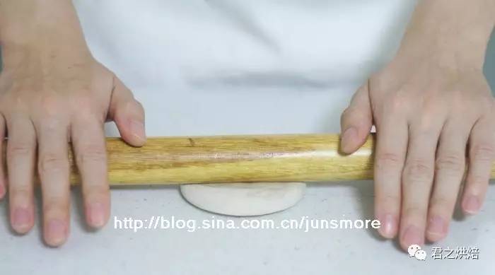 烤制麻酱烧饼教程全过程,外脆里软的麻酱烧饼层层咸香好吃