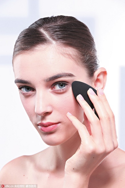 亲密瞬间担心底妆太粗糙？胖迪教你打造细腻丝缎肌