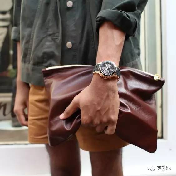 手里拿包怎么有腔调 (怎样拿手拿包)