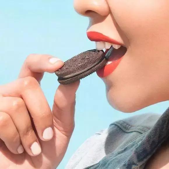 一支唇膏玩转百变妆容,教你玩转双色唇色