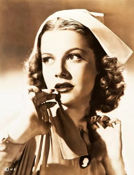 矮胖女孩丑照被人寄给选美赛，她竟因此赢得大奖踏上璀璨星途