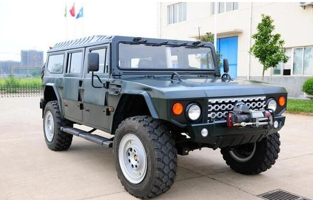 车标有点像保时捷的越野车,有点像倒三角形车标的越野车