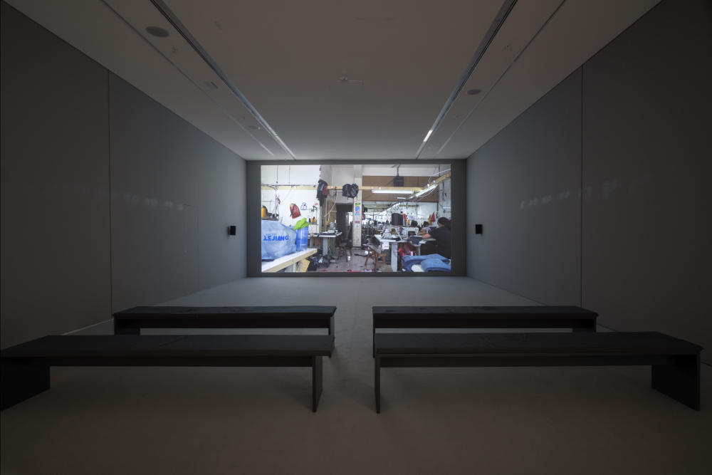 浙江台州洪南中路童装厂,童装车间上班的工人