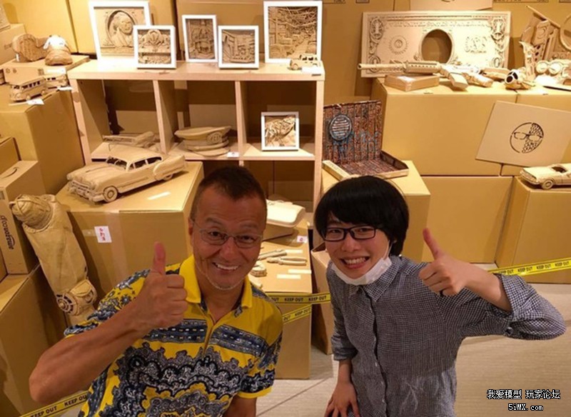 一个日本的萌妹子为了玩模型竟然在废纸堆做这种事情