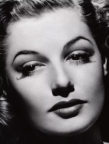 矮胖女孩丑照被人寄给选美赛，她竟因此赢得大奖踏上璀璨星途