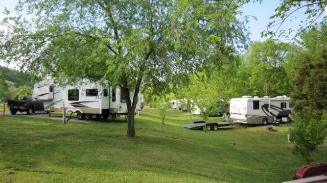 四川房车露营,川藏线上最火的房车露营基地