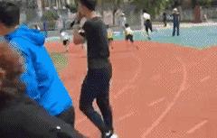 发错私密照、和粉丝谈恋爱|37个新媒体年轻人的疯狂故事