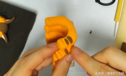 创意diy粘土制作,还记得宫崎骏动画里的(龙猫)猫巴士吗