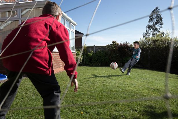 身患癌症小朋友踢足球治愈场面,五岁患病小孩踢足球