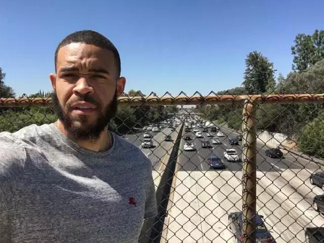 被“五大囧”摧毁的篮球人生，他真的是个脑残吗？