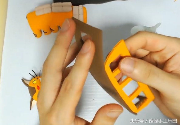 创意diy粘土制作,还记得宫崎骏动画里的(龙猫)猫巴士吗