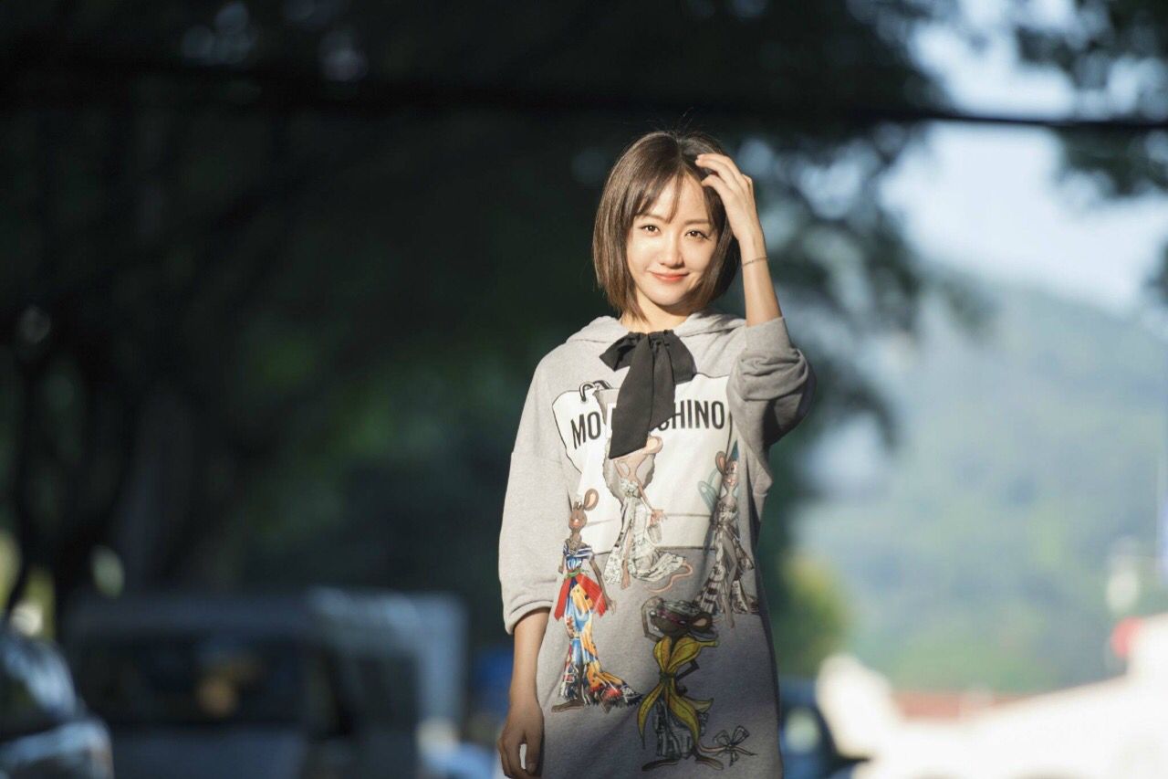 杨蓉短发发型后面效果图,杨蓉短发机场街拍