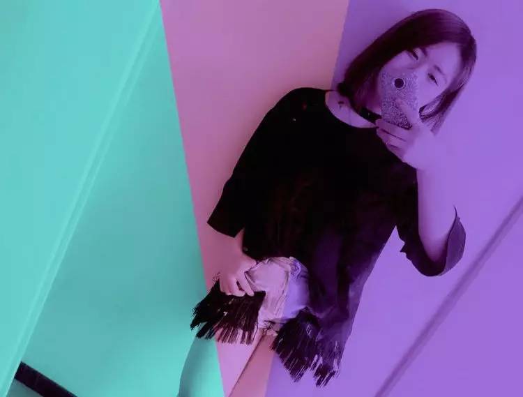 她们为别人穿的衣服,最后都一件一件脱了下来