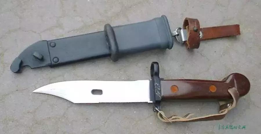 美国军用匕首和中国军用匕首对比,三棱军刺与尼泊尔军刀哪个好用