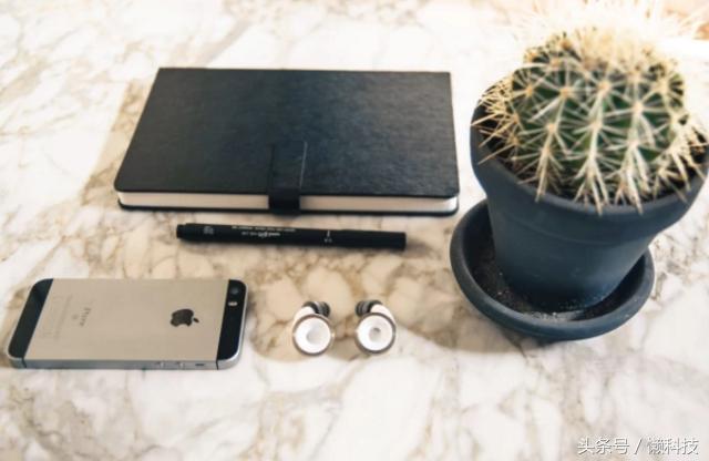 世界太嘈杂听自己的声音就好,觉得世界很聒噪