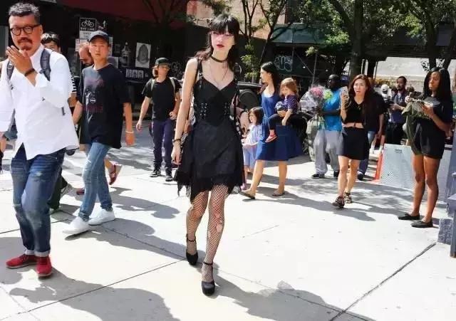 渔网袜潮酷搭配,破洞渔网袜穿搭