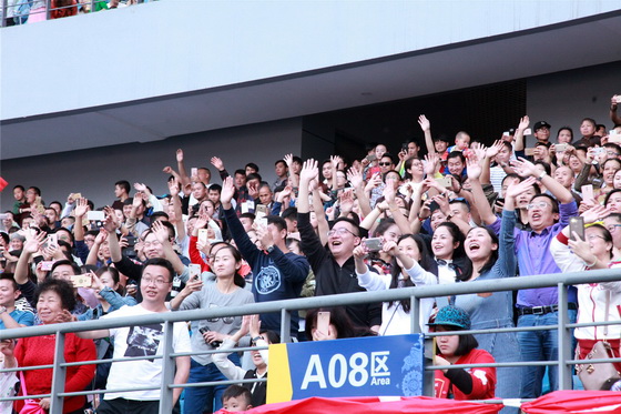 香港明星足球队来杭州谭咏麟,谭咏麟参加香港艺人足球队慈善赛
