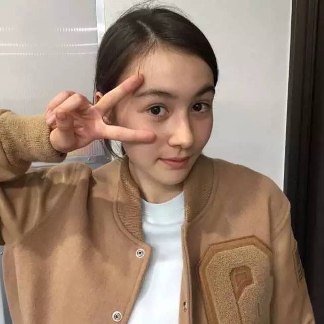 人见人爱！这个BOY风少女有点cool！