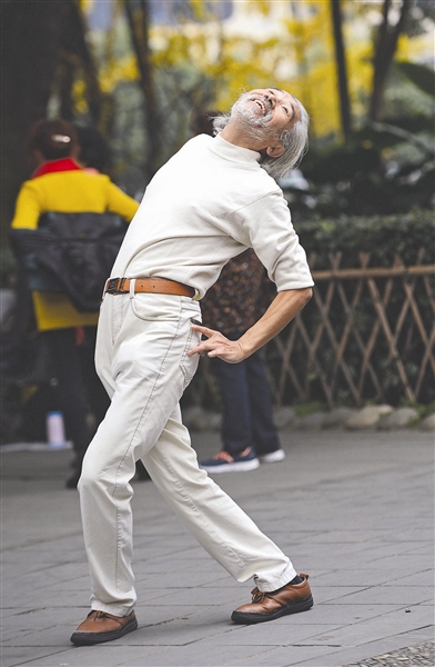 厉害了大妈跳藏族广场舞,厉害大爷大妈健身