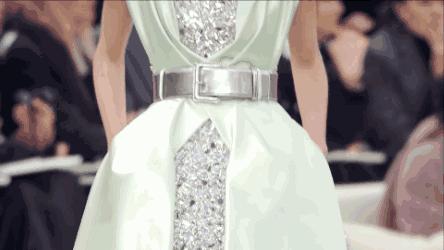 给你一百万｜你愿意买件衣服还是买辆车子？