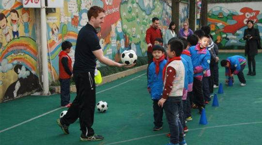 西班牙教练教中国球员,中国青少年足球俱乐部西班牙教练