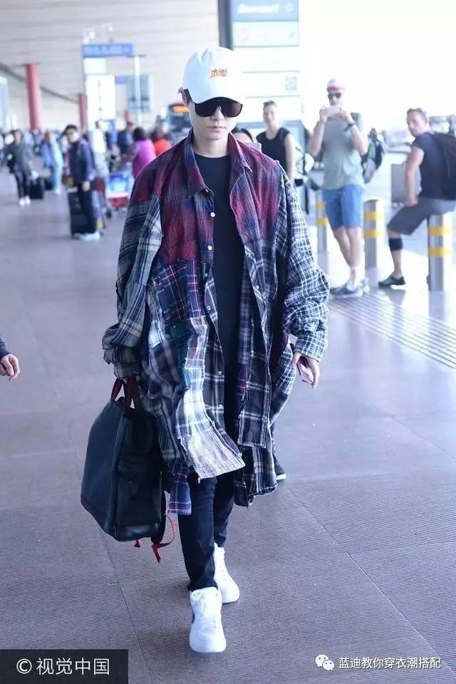 李宇春景甜机场街拍,李宇春吊带裤穿搭图片