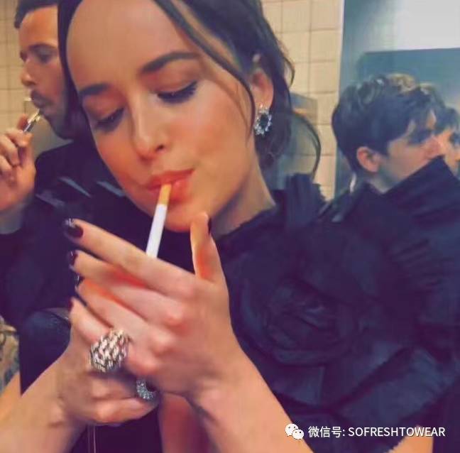 给你一百万｜你愿意买件衣服还是买辆车子？