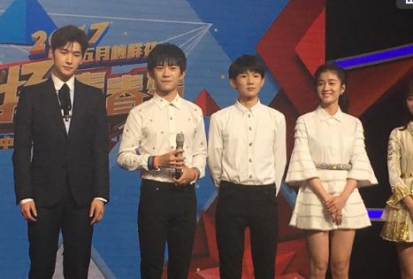 张艺兴谈鹿晗踢球,鹿晗张艺兴谁唱歌厉害