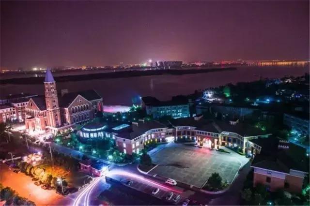 这所颜值逆天的学校，不仅是剧组常驻地，连教授都是国内一线明星