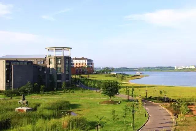 这所颜值逆天的学校，不仅是剧组常驻地，连教授都是国内一线明星