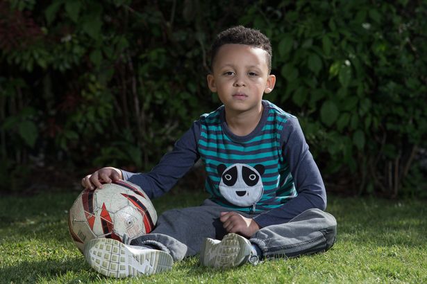 小男孩感染病毒最后踢足球,身患癌症小朋友踢足球治愈场面