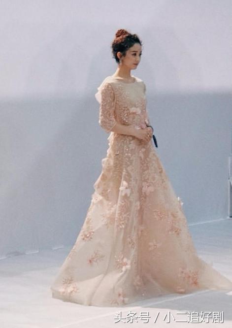 “女儿国国王”赵丽颖出席电影节，左手中指戴戒疑是有新恋情！