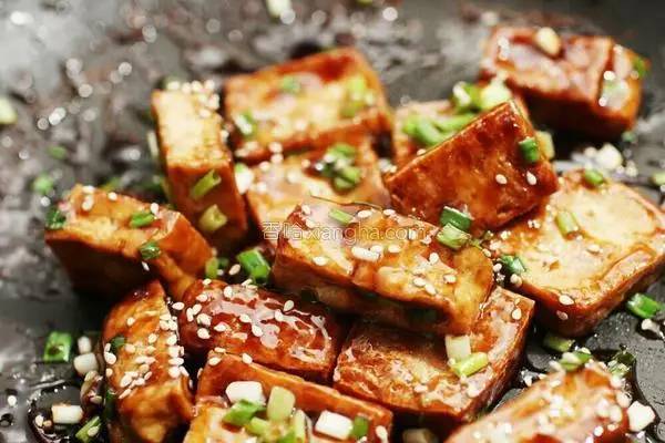 吃素就吃蛋白质丰富得豆腐，好吃到连盘子都能吃掉