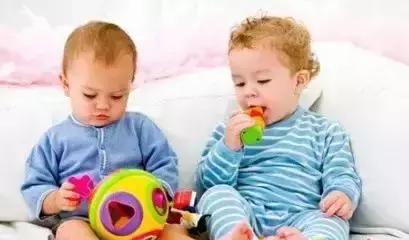 男童误食烧碱食道被烧伤,小朋友误喝烧碱的视频