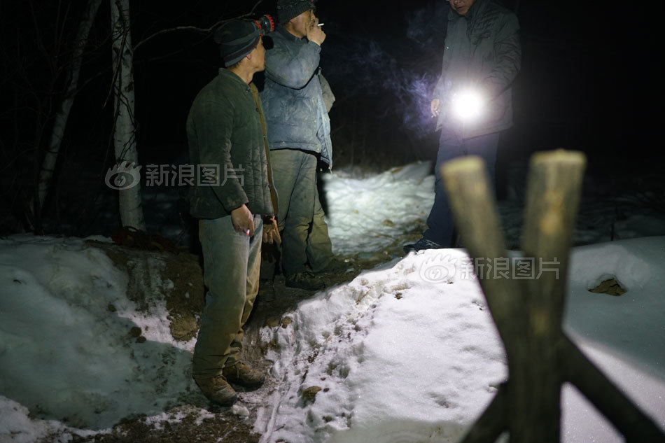 “疯狂的玛瑙”农民工熬夜寻宝，“淘石客”日赚千元的心酸~