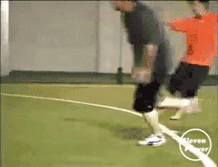 足球过人技巧一百八十度,足球经典过人技巧教学