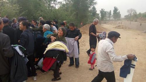 志愿者捐赠衣物视频,志愿者服务队捐赠