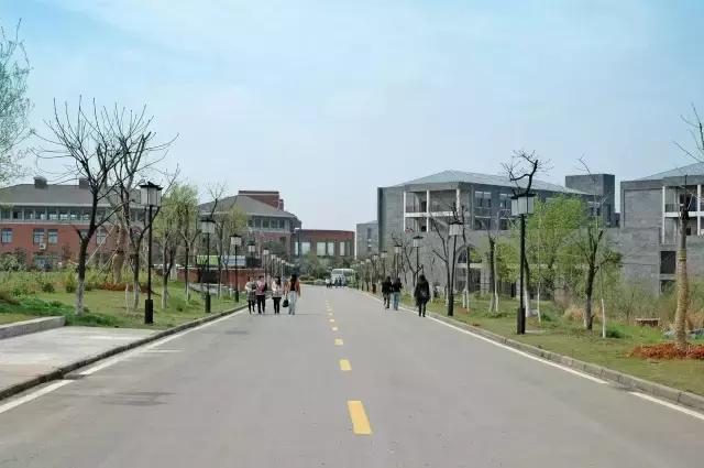 这所颜值逆天的学校，不仅是剧组常驻地，连教授都是国内一线明星
