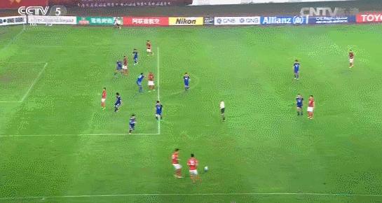 郜林精彩停球过人,郜林再现世界级停球