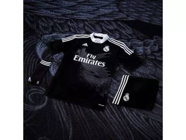 在街头潮流这个坑爹圈子里，足球似乎一直处于边缘，格格不入