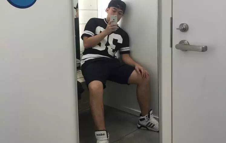 她们为别人穿的衣服,最后都一件一件脱了下来