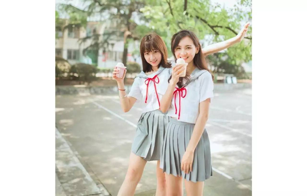 她们为别人穿的衣服，最后都一件一件脱了下来