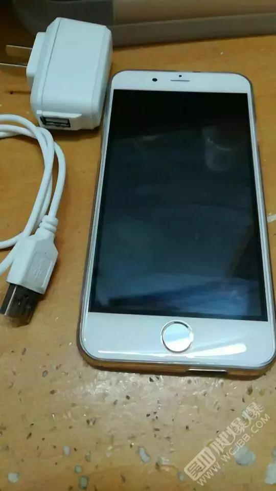 吴川网友刚买手机，结果手机充电接口竟然烧焦了！