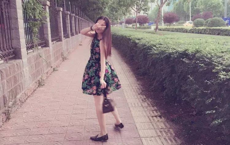 她们为别人穿的衣服,最后都一件一件脱了下来