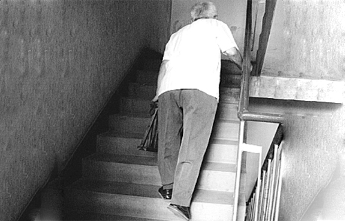 女生从楼梯上摔下来手机屏幕坏了,女孩玩手机从楼梯上摔下来后续