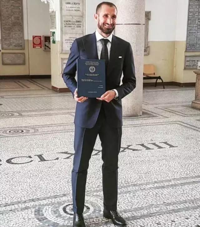 谁说踢足球的智商不高?绿茵场的高材生绝对碾压众生!