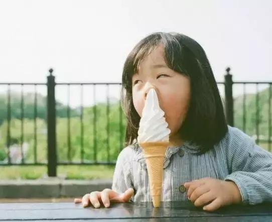 各种各样的冰淇淋怎么吃,吃冰淇淋的样子